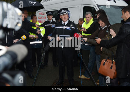 Machynlleth, Powys, Wales, UK. 4. Oktober 2012. Superintendent IAN JOHN gibt eine Pressekonferenz in der Regen draußen das Freizeitzentrum, das den Fokus für ehrenamtliche und Rettungskräfte bei der Suche nach vermissten 5 Einjahresmädchen APRIL JONES. In der vierten Nacht nach ihrer Entführung verdoppeln Polizei ihre Bemühungen um das Kind zu finden.  Bildnachweis: Keith Morris/Alamy Live-Nachrichten Stockfoto