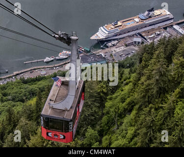 5. Juli 2012 - Borough Of Juneau, Alaska, US - amerikanische Flagge vom Dach eines der Mount Roberts Tramway Gondeln von 1.800 Fuß (550Â m) Höhe des Mount Roberts an die Innenstadt von Juneau abstammen Kreuzfahrt-Terminal wo die Celebrity Century angedockt. Die Straßenbahn ist einer der südöstlichen Alaska beliebtesten touristischen attractions.and der Tourismus-Industrie ist ein entscheidender Faktor für die Wirtschaft Alaskas. (Kredit-Bild: © Arnold Drapkin/ZUMAPRESS.com) Stockfoto