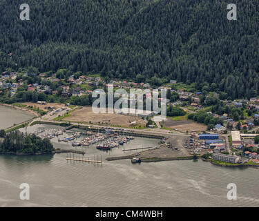 5. Juli 2012 - Borough Of Juneau, Alaska, US - sitzt der Stadt Douglas auf Douglas Island nur über Gastineau Channel von Juneau und Mt Roberts am Fuße des Mt Jumbo, offiziell bekannt als Mount Bradley. Diese Ansicht ist West aus Mt Roberts suchen. (Kredit-Bild: © Arnold Drapkin/ZUMAPRESS.com) Stockfoto