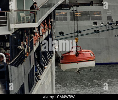 5. Juli 2012 - Borough Of Juneau, Alaska, US - Crew an Bord der Regent Seven Seas Navigator durchführen Sicherheit Bohrer Rettungsboote während in den Hafen von Juneau, Alaska angedockt. (Kredit-Bild: © Arnold Drapkin/ZUMAPRESS.com) Stockfoto