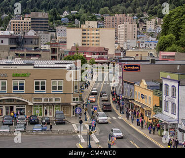 5. Juli 2012 - Borough Of Juneau, Alaska, US - Blick nach Norden bis Franklin Street, der historischen Bezirk von Juneau, Alaska, Hauptstadt von der Kreuzfahrt-Terminal. (Kredit-Bild: © Arnold Drapkin/ZUMAPRESS.com) Stockfoto