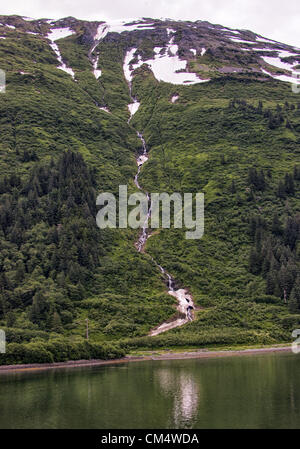 5. Juli 2012 - mündet Borough von Juneau, Alaska, USA - ein Strom gespeist von schmelzenden Schnee aus den Bergen im Tongass National Forest Gastineau Channel in der Nähe von Juneau. (Kredit-Bild: © Arnold Drapkin/ZUMAPRESS.com) Stockfoto