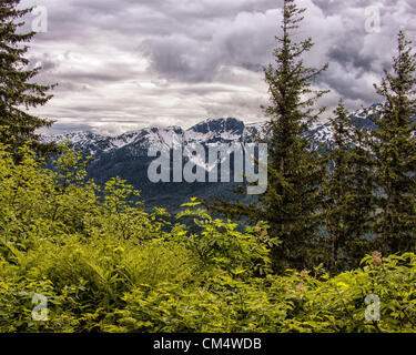 5. Juli 2012 - Borough Of Juneau, Alaska, US - dramatische Schnee bedeckt Berge, Teil der Tongass National Forest, Blick nach Westen vom Juneauâ€™ s Mt Roberts über den Gastineau Kanal auf Douglas Island. (Kredit-Bild: © Arnold Drapkin/ZUMAPRESS.com) Stockfoto