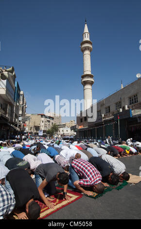 Amman, Jordanien. 5. Oktober 2012. Demonstranten besuchen pro-Reform-Rallye organisiert von der Muslim-Bruderschaft in der Nähe der Husseini-Moschee im Zentrum von Amman, Jordanien am Freitag, 5. Oktober 2012. Die Demonstranten gefordert, weitere politische Reformen, die bessere Wahlgesetze, mehr Verfassungsänderungen und ernsthafte Anstrengungen zur Bekämpfung der Korruption. Bildnachweis: PixelPro / Alamy Live News Stockfoto