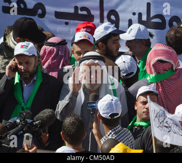 Amman, Jordanien. 5. Oktober 2012. Demonstranten besuchen pro-Reform-Rallye organisiert von der Muslim-Bruderschaft in der Nähe der Husseini-Moschee im Zentrum von Amman, Jordanien am Freitag, 5. Oktober 2012. Die Demonstranten gefordert, weitere politische Reformen, die bessere Wahlgesetze, mehr Verfassungsänderungen und ernsthafte Anstrengungen zur Bekämpfung der Korruption. Bildnachweis: PixelPro / Alamy Live News Stockfoto