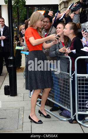 London, UK. 5. Oktober 2012: US-Sängerin Taylor Swift trifft und grüßt die Fans, wie sie bei BBC Radio 2 Studios in London, Vereinigtes Königreich. Bildnachweis: Duncan Penfold / Alamy Live News Stockfoto