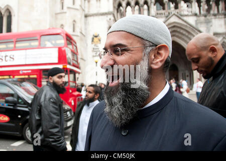 London, UK. 10.05.70. Anjem Choudary lacht seine islamistischen Unterstützer Protest gegen die Auslieferung von Abu Hamza über den königlichen Gerichten Gerechtigkeit Kredit: Pete Maclaine / Alamy Live News Stockfoto