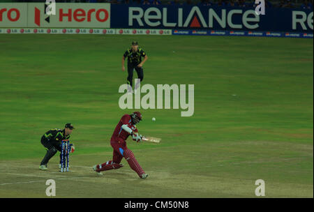 Colombo, Sri Lanka. 5. Oktober 2012. West Indies Schlagmann Chris Gayle schlagen sechs in ICC T20 Cricket World Cup 2012 Stockfoto