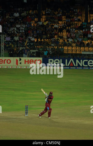 Colombo, Sri Lanka. 5. Oktober 2012. Colombo, Sri Lanka. 5. Oktober 2012. West Indies Schlagmann Chris Gayle bei seinem match Gewinne von 75 nicht heraus gegen Australien im ICC Cricket T20 Finale World Cup Halbfinale in Colombo, Sri Lanka Credit: Shivang Mehta / Alamy Live News Stockfoto