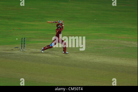 Colombo, Sri Lanka. 5. Oktober 2012. West Indies Schlagmann Marlon Samuels sauber rollte während der ICC T20 Cricket World Cup Semi Final in Colombo, Sri Lanka Stockfoto