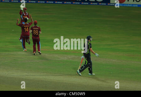 Colombo, Sri Lanka. 5. Oktober 2012. Australischen Schlagmann Cameron White entlassen von Westindien Bowler R Rampaul während der ICC T20 Cricket World Cup Semi Final in Colombo, Sri Lanka am 5. Oktober 2012 Stockfoto