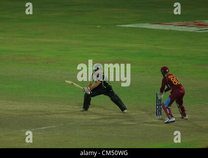 Colombo, Sri Lanka. 5. Oktober 2012. Australischen Schlagmann Brad Hogg durch West Indian D Ramadin während das Halbfinale des ICC T20 Cricket World Cup in Colombo, Sri Lanka ratlos am 5. Oktober 2012 Stockfoto