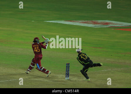 Colombo, Sri Lanka. 5. Oktober 2012. West Indies Schlagmann Chris Gayle schlagen sechs in ICC T20 Cricket World Cup 2012 Stockfoto