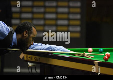 Gdynia, Polen 5. Oktober 2012 Snooker Spieler Tour Championship Gdynia Open 2012 einen Teil der European Tour Snooker. Rory McLeod schlägt den Ball während des Spiels gegen Ken Doherty Stockfoto