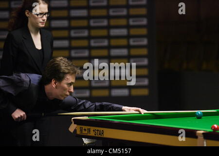 Gdynia, Polen 5. Oktober 2012 Snooker Spieler Tour Championship Gdynia Open 2012 einen Teil der European Tour Snooker. Ken Doherty schlägt den Ball während des Spiels gegen Rory McLeod Stockfoto