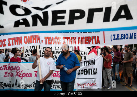 Thessaloniki, Griechenland. 5. Oktober 2012. Protestierende Beschäftigte aus der Fabrik Viomichaniki Metalleutiki Holding Banner, die liest "Die Fabriken in die Hände der Arbeiter". Arbeiter der "Viomichaniki Metalleutiki" wurden seit Mai 2011 nicht bezahlt. Protest und Solidarität Demonstration an die Arbeiter der Skaramaga Werften von Arbeitern der Viomichaniki Metalleutiki und anderen linken Parteien. Stockfoto