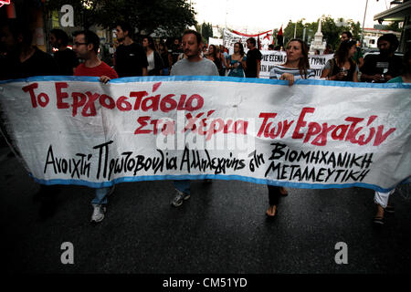 Thessaloniki, Griechenland. 5. Oktober 2012. Protestierende Beschäftigte aus der Fabrik Viomichaniki Metalleutiki Holding Banner, die liest "Die Fabriken in die Hände der Arbeiter". Arbeiter der "Viomichaniki Metalleutiki" wurden seit Mai 2011 nicht bezahlt. Protest und Solidarität Demonstration an die Arbeiter der Skaramaga Werften von Arbeitern der Viomichaniki Metalleutiki und anderen linken Parteien. Stockfoto