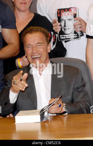 Los Angeles, Kalifornien, USA. Arnold Schwarzenegger bei Instore-Auftritt für Arnold Schwarzenegger Signierstunde für Total Recall: My unglaublich wahre Lebensgeschichte, Barnes &amp; Noble-Buchladen im The Grove, Los Angeles, CA 5. Oktober 2012. Foto von: Michael Germana/Everett Collection/Alamy Live-Nachrichten Stockfoto