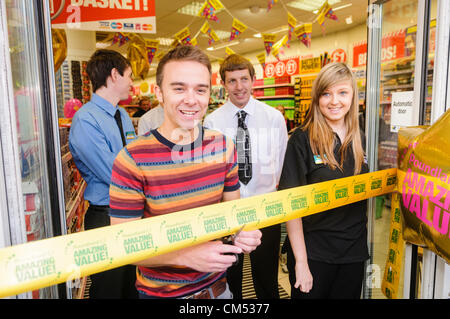 Hennef, County Antrim. 10.06.2012 - eröffnet Jack P. Shepherd, alias David Platt in der Seifenoper Coronation Street, der neue Poundland Store. Bildnachweis: Stephen Barnes / Alamy Live News Stockfoto