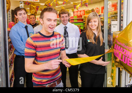 Hennef, County Antrim. 10.06.2012 - eröffnet Jack P. Shepherd, alias David Platt in der Seifenoper Coronation Street, der neue Poundland Store. Bildnachweis: Stephen Barnes / Alamy Live News Stockfoto