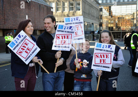 Glasgow, Schottland. Samstag, 6. Oktober. EIS Lehre Mitglieder März aber Stadtzentrum von Glasgow aus Protest gegen geplante Kürzungen um weitere Hochschulen. Stockfoto