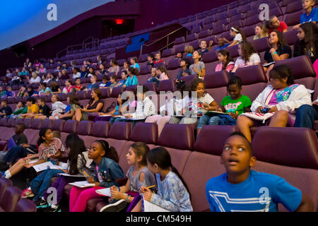 4. Oktober 2012 - GARDEN CITY, NEW YORK USA - neue JetBlue Sky Theater Planetarium im Cradle of Aviation Museum, sehen Nassau County Studenten 'Wir sind Astronomen"eine digitale Planetariumsshow. Das Planetarium, eine State-of-the-Art digitalen Projektionssystems wird an diesem Wochenende offiziell eröffnet. © Ann E Parry / Alamy Live News Stockfoto