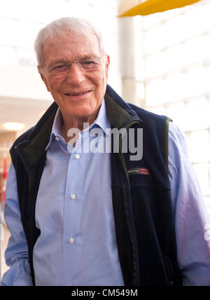 4. Oktober 2012 - GARDEN CITY, NEW YORK USA - Mercury Astronaut SCOTT CARPENTER ist ein besonderer Gast im neuen JetBlue Sky Theater Planetarium im Cradle of Aviation Museum. Das Planetarium, eine State-of-the-Art digitalen Projektionssystems wird an diesem Wochenende offiziell eröffnet. © Ann E Parry / Alamy Live News Stockfoto