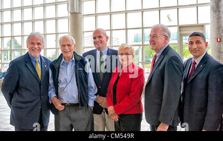 4. Oktober 2012 - GARDEN CITY, NEW YORK USA - (L, R) ANDREW PARTON, Executive Director von Wiege der Luftfahrt-Museum; Mercury-Astronaut SCOTT CARPENTER; MARTIN ST. Georg von JetBlue; Rep CAROLYN MCCARTHY; NY State Senator KEMP HANNON und andere Gäste sind am Eingang des neuen JetBlue Sky Theater Planetariums im Cradle of Aviation Museum. Zusammen mit Nassau County Studenten sahen sie dann zu "Wir sind Astronomen" eine digitale Planetariumsshow. Das Planetarium, eine State-of-the-Art digitalen Projektionssystems wird an diesem Wochenende offiziell eröffnet. © Ann E Parry / Alamy Live News Stockfoto