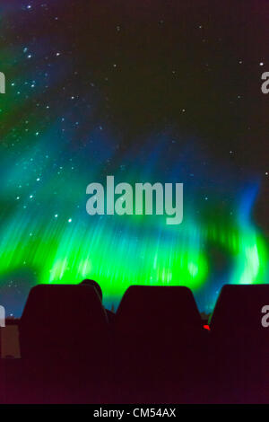 4. Oktober 2012 - GARDEN CITY, NEW YORK USA - im neuen JetBlue Sky Theater Planetarium im Cradle of Aviation Museum, beobachtete Nassau County Studenten "Wir sind Astronomen" ein digitales Planetariumsshow, die Aurora Borealis, auch bekannt als Nordlicht gesehen enthalten von obersten Sitzreihe im Dome zu hören. Das Planetarium, eine State-of-the-Art digitalen Projektionssystems wird an diesem Wochenende offiziell eröffnet. © Ann E Parry / Alamy Live News Stockfoto