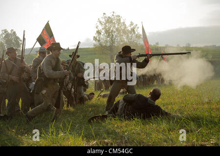 6. Oktober 2012 - Perryville, Kentucky, USA - konföderierte voraus in Richtung Anschluß Linie bei Sonnenaufgang Reenactment Donelson Angriff, Teil eines Wochenendes der Veranstaltungen zum Gedenken an den 150. Jahrestag der Schlacht von Perryville. (Bild Kredit: Kredit: David Stephenson/ZUMAPRESS.com)/ Alamy Live-Nachrichten Stockfoto