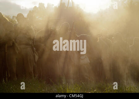 6. Oktober 2012 laden - Perryville, Kentucky, USA - konföderierten Soldaten ihre Gewehre während Sonnenaufgang Reenactment Donelson Angriff, Teil eines Wochenendes der Veranstaltungen zum Gedenken an den 150. Jahrestag der Schlacht von Perryville. (Bild Kredit: Kredit: David Stephenson/ZUMAPRESS.com)/ Alamy Live-Nachrichten Stockfoto