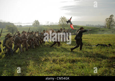 6. Oktober 2012 - Perryville, Kentucky, USA - konföderierte voraus in Richtung Anschluß Linie bei Sonnenaufgang Reenactment Donelson Angriff, Teil eines Wochenendes der Veranstaltungen zum Gedenken an den 150. Jahrestag der Schlacht von Perryville. (Bild Kredit: Kredit: David Stephenson/ZUMAPRESS.com)/ Alamy Live-Nachrichten Stockfoto