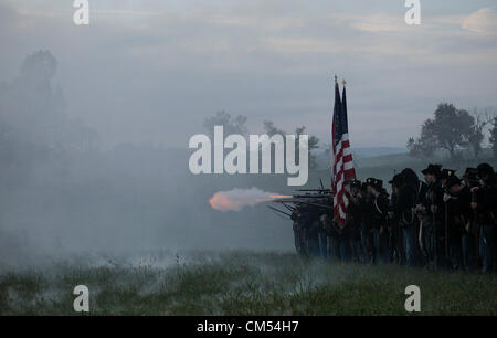 6. Oktober 2012 - Perryville, Kentucky, USA - Unionssoldaten voraus und das Feuer auf die Eidgenossen bei Sonnenaufgang Reenactment Donelson Angriff, Teil eines Wochenendes der Veranstaltungen zum Gedenken an den 150. Jahrestag der Schlacht von Perryville. (Bild Kredit: Kredit: David Stephenson/ZUMAPRESS.com)/ Alamy Live-Nachrichten Stockfoto