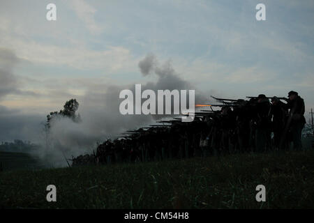 6. Oktober 2012 - Perryville, Kentucky, USA - Unionssoldaten voraus und das Feuer auf die Eidgenossen bei Sonnenaufgang Reenactment Donelson Angriff, Teil eines Wochenendes der Veranstaltungen zum Gedenken an den 150. Jahrestag der Schlacht von Perryville. (Bild Kredit: Kredit: David Stephenson/ZUMAPRESS.com)/ Alamy Live-Nachrichten Stockfoto