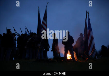 6. Oktober 2012 sammeln - Perryville, Kentucky, USA - Unionssoldaten vor Sonnenaufgang Reenactment Donelson Angriff, Teil eines Wochenendes der Veranstaltungen zum Gedenken an den 150. Jahrestag der Schlacht von Perryville marschiert. (Bild Kredit: Kredit: David Stephenson/ZUMAPRESS.com)/ Alamy Live-Nachrichten Stockfoto