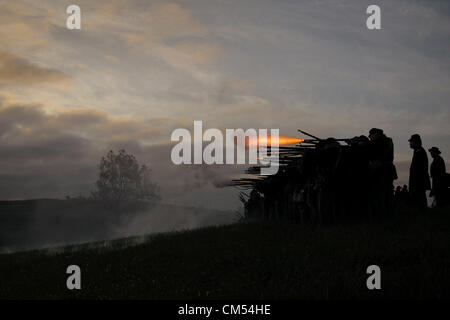 6. Oktober 2012 - Perryville, Kentucky, USA - Unionssoldaten voraus und das Feuer auf die Eidgenossen bei Sonnenaufgang Reenactment Donelson Angriff, Teil eines Wochenendes der Veranstaltungen zum Gedenken an den 150. Jahrestag der Schlacht von Perryville. (Bild Kredit: Kredit: David Stephenson/ZUMAPRESS.com)/ Alamy Live-Nachrichten Stockfoto