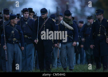 6. Oktober 2012 März - Perryville, Kentucky, USA - Soldaten auf dem Schlachtfeld für Sonnenaufgang Reenactment Donelson Angriff, Teil eines Wochenendes der Veranstaltungen zum Gedenken an den 150. Jahrestag der Schlacht von Perryville. (Bild Kredit: Kredit: David Stephenson/ZUMAPRESS.com)/ Alamy Live-Nachrichten Stockfoto