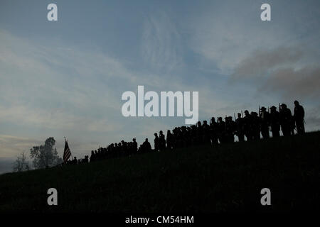 6. Oktober 2012 - Perryville, Kentucky, USA - Unionssoldaten voraus und das Feuer auf die Eidgenossen bei Sonnenaufgang Reenactment Donelson Angriff, Teil eines Wochenendes der Veranstaltungen zum Gedenken an den 150. Jahrestag der Schlacht von Perryville. (Bild Kredit: Kredit: David Stephenson/ZUMAPRESS.com)/ Alamy Live-Nachrichten Stockfoto