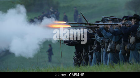 6. Oktober 2012 - Perryville, Kentucky, USA - Unionssoldaten voraus und das Feuer auf die Eidgenossen bei Sonnenaufgang Reenactment Donelson Angriff, Teil eines Wochenendes der Veranstaltungen zum Gedenken an den 150. Jahrestag der Schlacht von Perryville. (Bild Kredit: Kredit: David Stephenson/ZUMAPRESS.com)/ Alamy Live-Nachrichten Stockfoto