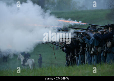 6. Oktober 2012 - Perryville, Kentucky, USA - Unionssoldaten voraus und das Feuer auf die Eidgenossen bei Sonnenaufgang Reenactment Donelson Angriff, Teil eines Wochenendes der Veranstaltungen zum Gedenken an den 150. Jahrestag der Schlacht von Perryville. (Bild Kredit: Kredit: David Stephenson/ZUMAPRESS.com)/ Alamy Live-Nachrichten Stockfoto