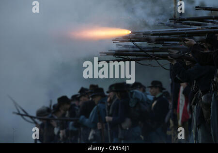 6. Oktober 2012 - Perryville, Kentucky, USA - Unionssoldaten voraus und das Feuer auf die Eidgenossen bei Sonnenaufgang Reenactment Donelson Angriff, Teil eines Wochenendes der Veranstaltungen zum Gedenken an den 150. Jahrestag der Schlacht von Perryville. (Bild Kredit: Kredit: David Stephenson/ZUMAPRESS.com)/ Alamy Live-Nachrichten Stockfoto