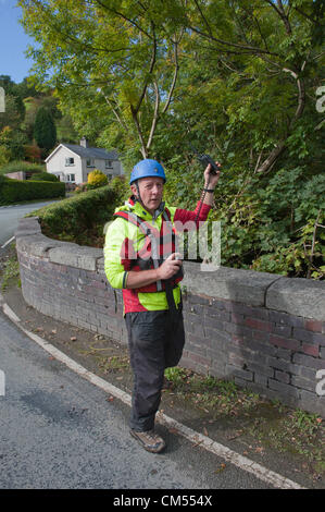 6. Oktober 2012. Machynlleth, Wales, UK. Mark Bridger wurde mit der Ermordung von 5 Jahre alten April Jones angeklagt. Hauptkommissar Steve Hughson erzählte eine kleine Gemeinde am Y Plas-(der Ort) in der Nähe von The Bro Dyfi Leisure Centre-, dass die Suche nach 5-jährigen April Jones ist die größte seit dem Lockerbie-Crash und die Polizei auf der Suche nach April Jones, die am 1. Oktober 2012 vermisst begangen wurden. Er hob auch Gerüchte, dass DIS-Einheit zwischen der Polizei und der Gemeinschaft gab. Das Treffen endete mit The Lords Prayer. Photo Credit: Graham M. Lawrence/Alamy Live-Nachrichten. Stockfoto