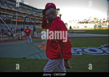 6. Oktober 2012 - Sacramento, CA, USA - Cincinnati Reds Manager Dusty Baker nimmt das Feld in Spiel 1 der National League Division Series Baseball im AT&T Park am Samstag, 6. Oktober 2012 in Sacramento, Kalifornien (Credit-Bild: © Paul Kitagaki Jr/Sacramento Bee/ZUMAPRESS.com) Stockfoto