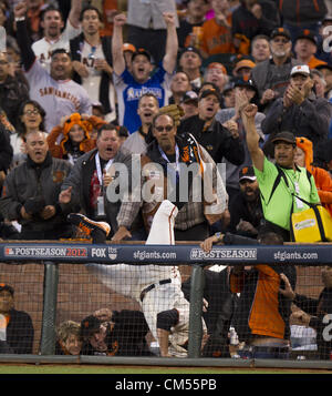 6. Oktober 2012 - Sacramento, CA, USA - San Francisco Giants erster Basisspieler Brandon Belt (9) fällt in der Masse nach dem Fang eines POPs von Cincinnati Reds Shortstop Zack Cozart (2) im ersten Inning in Spiel 1 der National League Division Series Baseball im AT&T Park am Samstag, 6. Oktober 2012 in Sacramento, Kalifornien (Credit-Bild: © Paul Kitagaki Jr/Sacramento Bee/ZUMAPRESS.com) Stockfoto