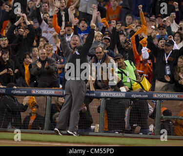 6. Oktober 2012 - Sacramento, CA, USA - San Francisco Giants erster Basisspieler Brandon Belt (9) fällt in der Masse nach dem Fang eines POPs von Cincinnati Reds Shortstop Zack Cozart (2) im ersten Inning in Spiel 1 der National League Division Series Baseball im AT&T Park am Samstag, 6. Oktober 2012 in Sacramento, Kalifornien (Credit-Bild: © Paul Kitagaki Jr/Sacramento Bee/ZUMAPRESS.com) Stockfoto