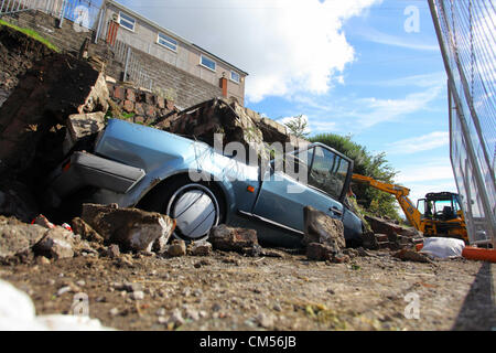 Swansea, Vereinigtes Königreich, Samstag, 6. Oktober 2012.  Einen alten VW Polo war das einzige Opfer nach eine Stützmauer in Swansea zusammengebrochen. Die Straße wurde geschlossen und vier Häuser evakuiert nach dem Erdrutsch in der St. Thomas-Viertel der Stadt in den frühen Morgenstunden.   Verletzt wurde niemand bei dem Vorfall Beaumont Crescent bei 04:20 am Samstag.   Aber South Wales Police Menschen vorsorglich evakuiert. Sie bleiben mit Freunden und Familie während des Rates Arbeiter die Website sicher machen. Stockfoto