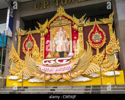 7. Oktober 2012 - Bangkok, Thailand - ein Porträt von Bhumibol Adulyadej, der König von Thailand vor dem C.P.-Turm an der Silom Road in Bangkok.  Bhumibol Adulyadej ist der amtierende König von Thailand. Er ist bekannt als Rama IX. Er regierte seit 9. Juni 1946, ist er der weltweit am längsten amtierende Staatsoberhaupt aktuelle und der am längsten regierende Monarch in der thailändischen Geschichte. Er wird von den Thais verehrt seinen Geburtstag 5 Dezember ist ein nationaler Feiertag und wird auch in Thailand als Vatertag gefeiert. Des Königs Geburtstag nähert setzen Unternehmen riesige Porträts des Königs vor ihren Häusern Stockfoto