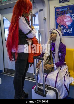 7. Oktober 2012 fahren - Bangkok, Thailand - Frauen in bunten Outfits die Bangkok-Stadtbahn, genannt den Skytrain. Der Skytrain System besteht aus 32 Stationen entlang zwei Linien: die Sukhumvit-Linie, die nach Norden und nach Osten, Mo Chit bzw. Lager und die Silom-Linie, die lagen Silom und Sathon Straßen, die zentrale Business Viertel von Bangkok, im Nationalstadion und Wongwian Yai beenden beenden. Die Linien an Siam Station austauschen und haben eine kombinierte Länge der Strecke von 55 km (Credit-Bild: © Jack Kurtz/ZUMAPRESS.com) Stockfoto