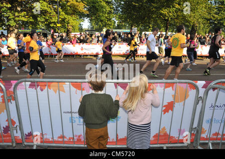 Hyde Park, London, UK. 7. Oktober 2012. Kinder in der Menge verfolgen Sie das Rennen! Die Royal Parks Halbmarathon erfolgt durch Parks und Teile von London. Stockfoto