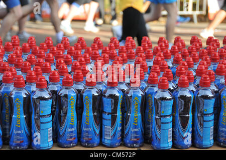 Hyde Park, London, UK. 7. Oktober 2012. Ein Lucozade Getränke Station in der Nähe der Abflug. Die Royal Parks Halbmarathon erfolgt durch Parks und Teile von London. Stockfoto